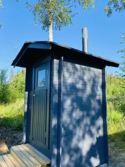 Kompostoiva puucee Ekolet Oiva kompostikäymälällä