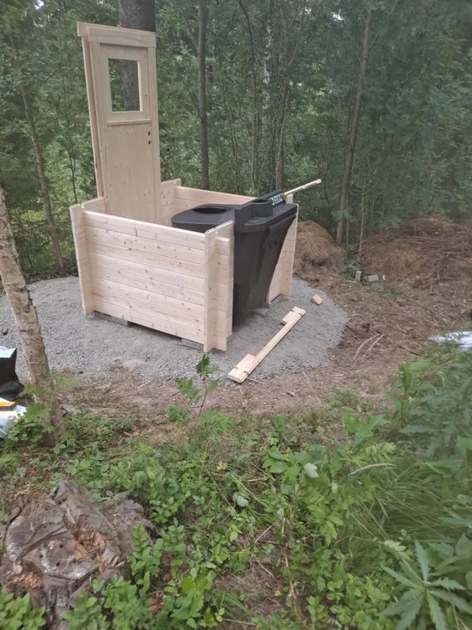 Kompostoiva puucee Ekolet Onni kompostikäymälällä