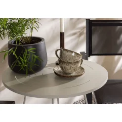 Parvekeryhmä Venture Home, ø60cm beige Bacong-pöytä + 2 mustaa, pinottavaa Copacabana-tuolia