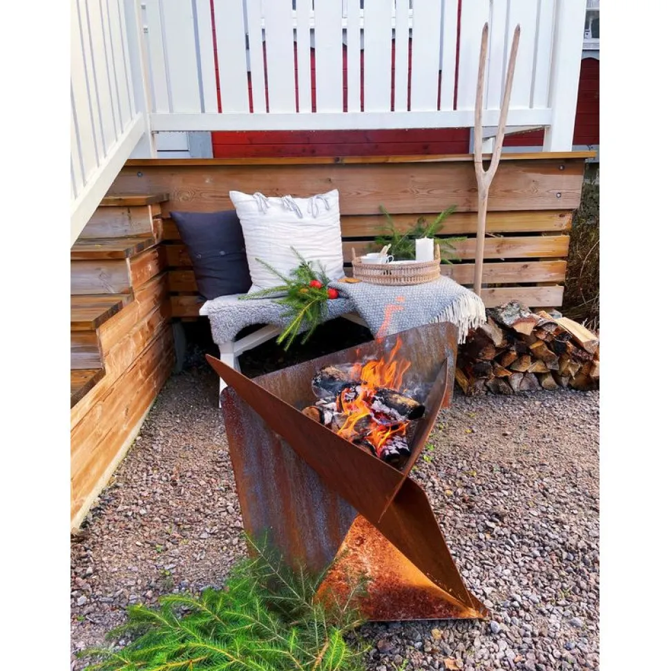 Tulisija Jabo Triangel 64x64x54cm Corten-teräs, sis. alustan